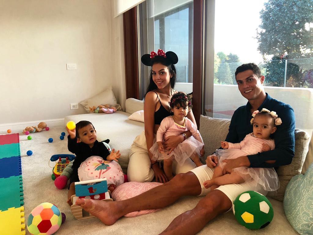 Cristiano Ronaldo releases a photo on Instagram with the following caption: 